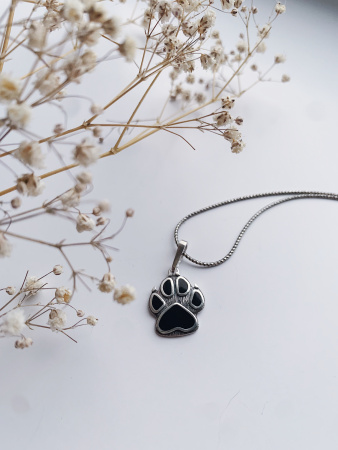 Серебряная подвеска с эмалью «Лапка»