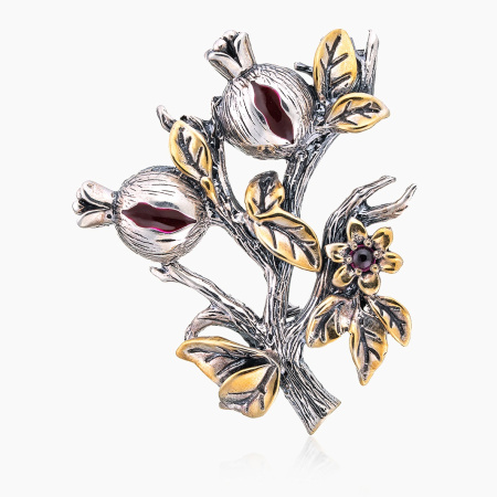 Брошь из серебра с камнем гранат