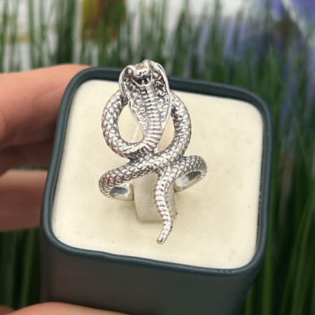 Кольцо из серебра «Кобра»