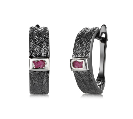 Серебряные серьги с корундом