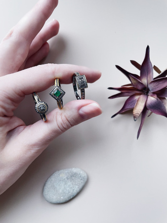 Комплект из трех колец с белыми и черными бриллиантами и изумрудом