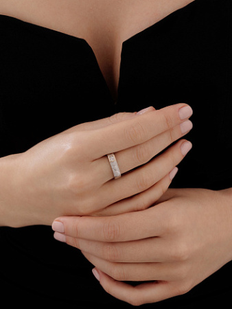 Серебряное кольцо с бриллиантом