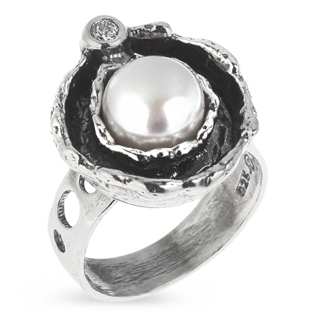Кольцо из серебра с жемчугом и фианитом