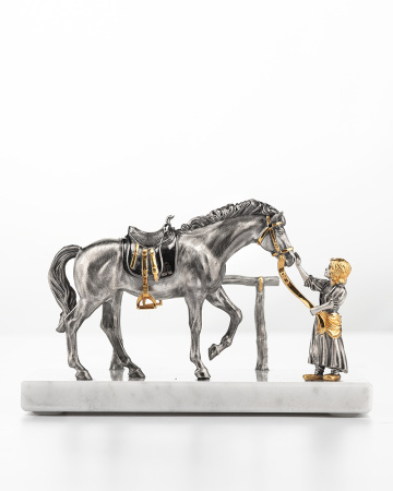 Серебряная салфетница «Девочка с конём» с мрамором