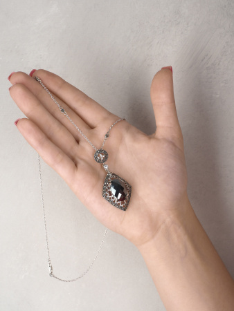 Серебряное колье с гематитом, марказитами Swarovski и фианитами