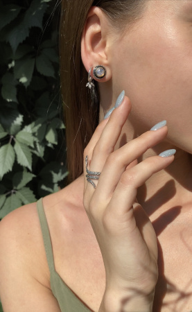 Серебряные серьги гвоздики с лунным камнем