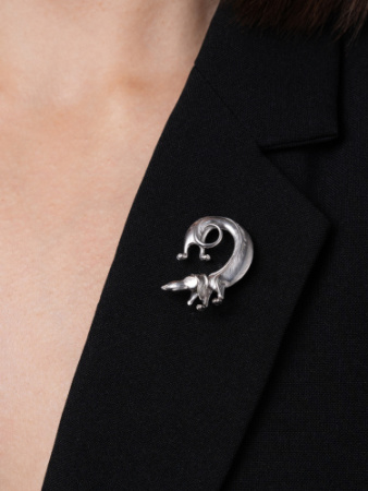 Брошь из серебра «Необыкновенно длинная собака Такса»