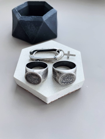 Серебряное кольцо-печатка «Луна»