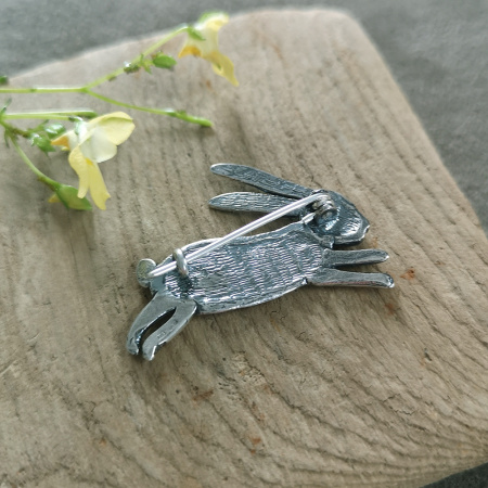 Брошь из серебра с эмалью «Кролик»