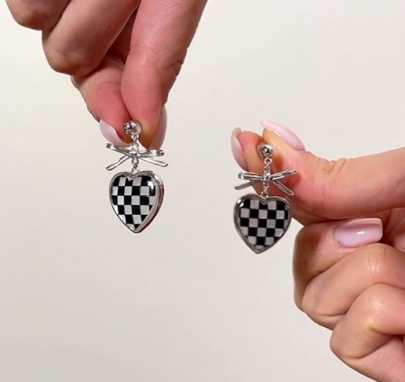 Серьги из серебра «Шахматы-любовь» с бантиком