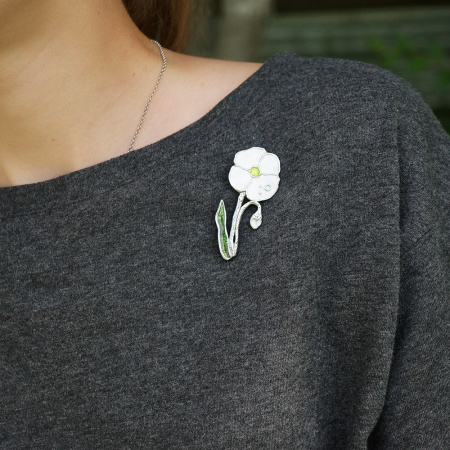 Брошь из серебра с эмалью «Белые Анютины-глазки»