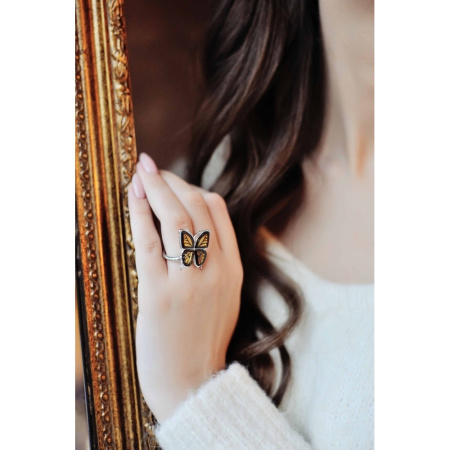 Серебряное кольцо с янтарем «Бабочка»