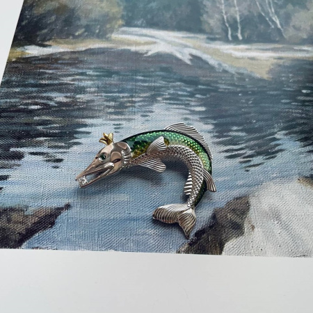 Брошь из серебра с эмалью и фианитами «Щука»