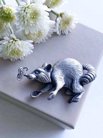 Брошь из серебра «Енот - Романтик»