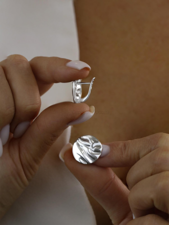 Серьги из серебра 925 с эффектом мятого металла