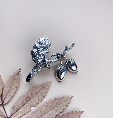 Серебряная брошь «Желуди»