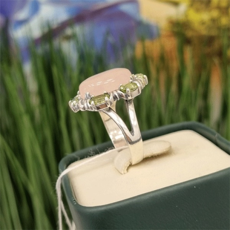 Серебряное кольцо «Монплезир» 925 пробы с розовым кварцем и хризолитами