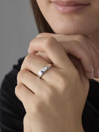 Кольцо из серебра с фианитом