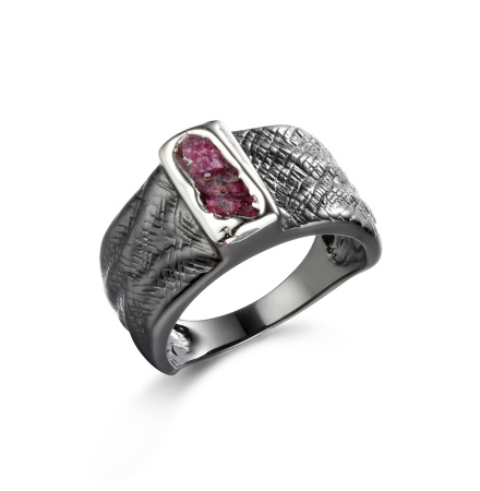 Серебряное кольцо с корундом