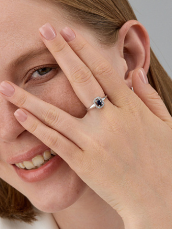 Серебряное кольцо с сапфиром и фианитами