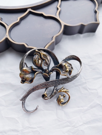 Серебряная брошь «Ирис»