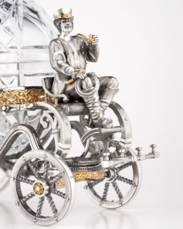 Серебряная бонбоньерка «Карета»