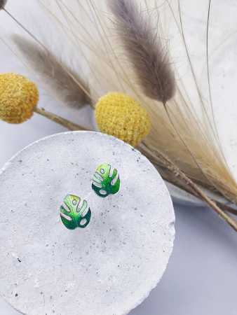 Серебряные серьги-пусеты с эмалью «Монстера»