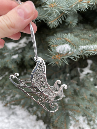 Серебряная елочная игрушка «Сани»