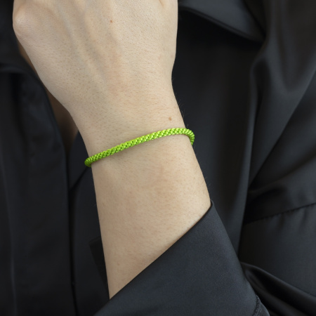 Серебряный браслет на плетеном шнурке