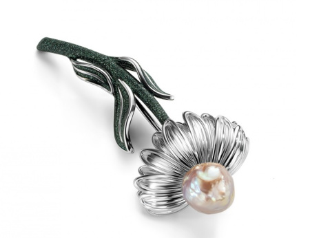 Брошь из серебра с жемчугом и эмалью «Ромашка»