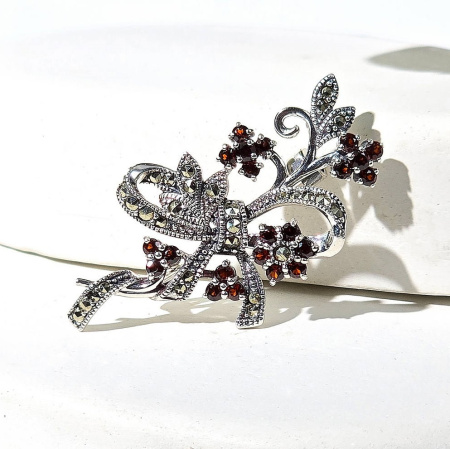 Серебряная брошь с марказитами Swarovski и гранатами