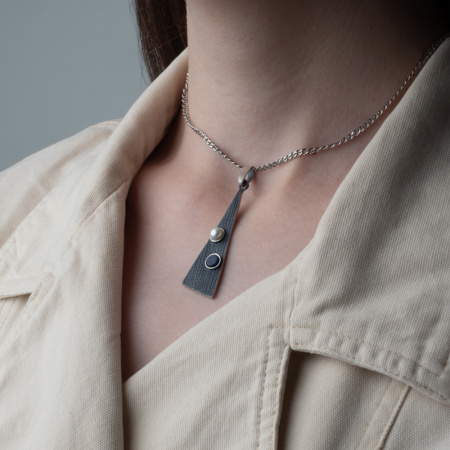 Подвеска из серебра с лазуритом и жемчугом