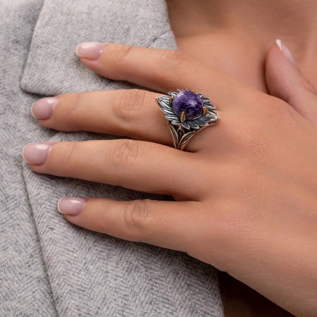 Кольцо из серебра с чароитом в позолоте