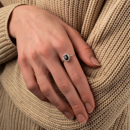 Серебряное кольцо с сапфиром и фианитами