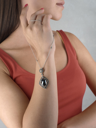 Серебряное колье с гематитом, марказитами Swarovski и фианитами