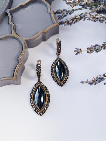 Серебряные серьги с гематитом, марказитами Swarovski и позолотой