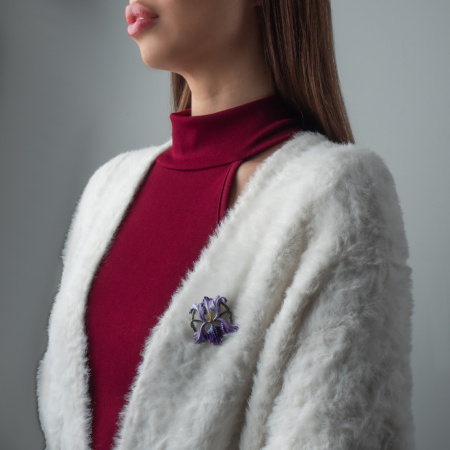 Серебряная брошь «Лилия» с эмалью