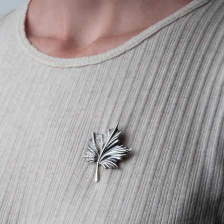 Серебряная брошь «Кленовый лист»