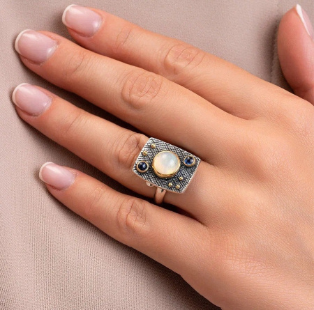 Кольцо из серебра с опалом и корундом