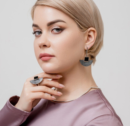 Серебряные серьги с ониксом «Веер»