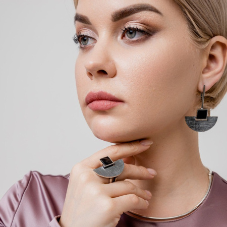 Серебряное кольцо с ониксом «Веер»