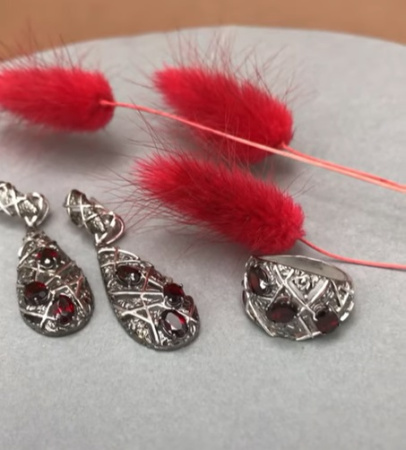 Серебряные серьги с гранатами