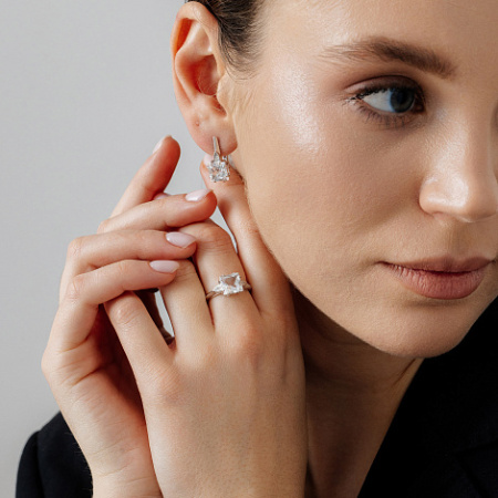 Серебряное кольцо с горным хрусталем и бриллиантом