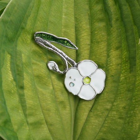 Брошь из серебра с эмалью «Белые Анютины-глазки»