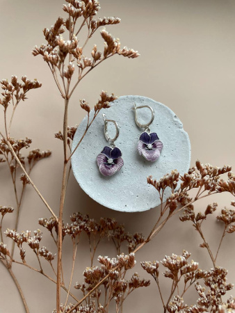 Серебряные серьги-подвески «Анютины глазки» сиреневые