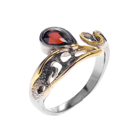 Серебряное кольцо с гранатом