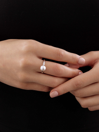 Серебряное кольцо с жемчугом и бриллиантом