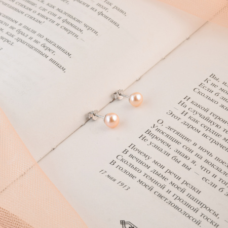 Серьги пусеты серебряные с кремовым жемчугом