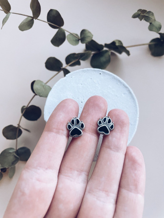 Серебряные серьги-пусеты с эмалью «Лапки»