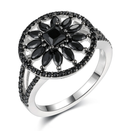 Серебряное кольцо с шпинелью «Цветок»